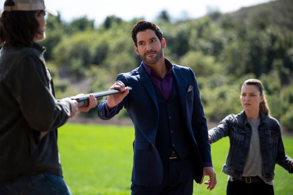 Besorgte Mütter in den USA vermuteten sogleich die Glorifizierung des Teufels, Serienfans war das egal: "Lucifer" wurde zu einer wahren Erfolgsgeschichte, deren letztes Kapitel ab 25. Oktober in Staffel sechs geschrieben wird. Lucifer (Tom Ellis) muss seinem Vater als Gott nachfolgen, was die Beziehung zu Chloe (Lauren German) auf eine harte Probe stellt. (Bild: 2021 Warner Bros. Entertainment Inc. )