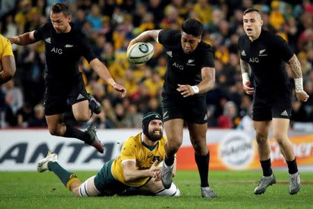 Australia Rugby Union - Bledisloe Cup - Australia's Wallabies v New Zealand All Blacks - Olympic Stadium, Sydney, Australia - 20/8/16Australia's Scott Fardy fails to tackle New Zealand's Julian Savea during the second half. REUTERS/Jason Reed