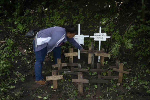 Cruces colocadas en un fosa localizada por familiares de personas desaparecidas. Foto: César Rodríguez.