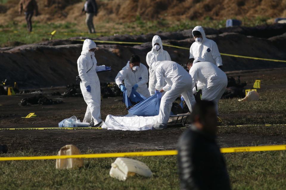 MEX109. TLAHUILILPAN (MÉXICO), 19/01/2019.- Expertos forenses trabajan en el sitio de la tragedia. EFE/Jorge Dan López