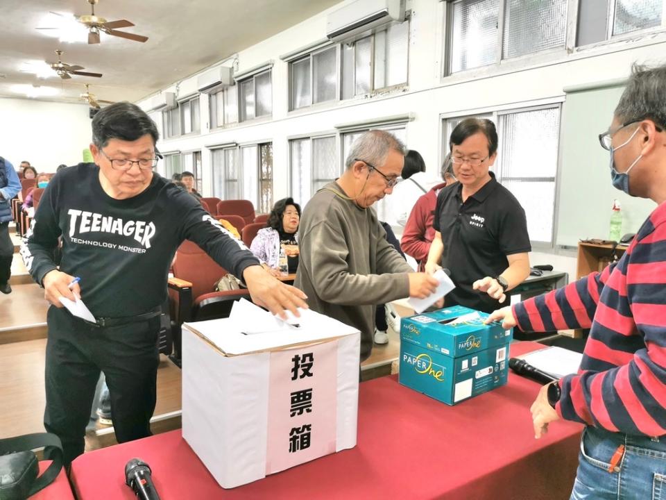 《圖說》西嶺國小校友會成立大會選舉理、監事。