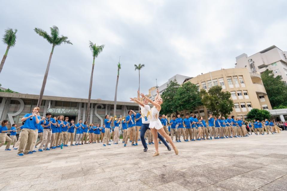 UCLA棕熊行進樂隊受邀到姐妹校台灣藝術大學交流，再次祭出精彩演出。(文化總會提供)