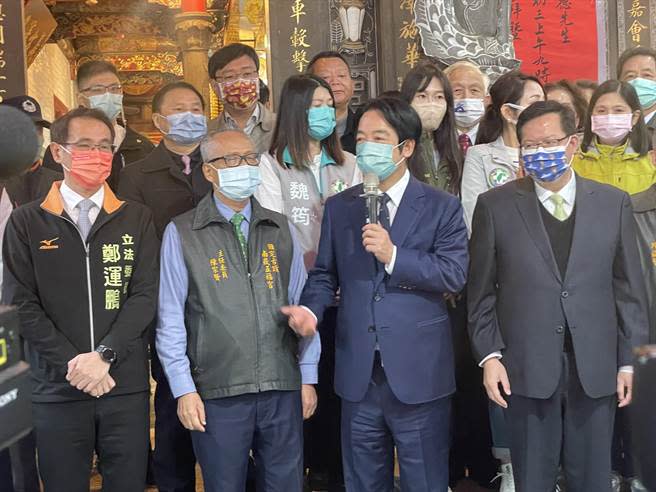 副總統賴清德在前桃園市長鄭文燦等人陪同下，在桃園五福宮發送新春紅包。(呂筱蟬攝)