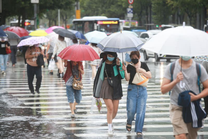 ▲中央氣象局表示，今（25）日仍受華南雲雨區東移影響，中部以北及宜蘭地區降雨機率高，特別是下半天之後雨勢會更明顯，有較大雨勢發生的機率，而花東地區也會有局部降雨，南部地區大致為多雲，偶有零星飄雨。（圖／記者葉政勳攝，2022.09.03）