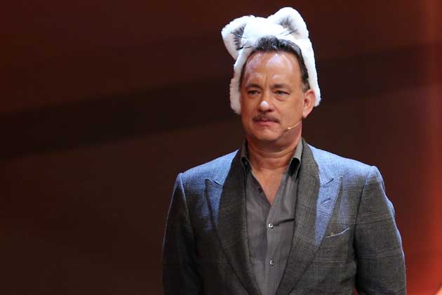 <b>4. November: Tom Hanks lästert über „Wetten, dass..?“</b><br><br>„Wenn das nicht Hochqualitätsfernsehen ist“: Dieses schonungslose Urteil fällte Tom Hanks über „Wetten, dass..?“ im Gespräch mit dem RBB-Radiosender „88.8“. Wirklich verdenken kann man es dem Hollywood-Star nicht. Schließlich wurde der 56-Jährige, als er in der Sendung zu Gast war, dazu genötigt, einen dreistünden Show-Zirkus über sich ergehen zu lassen und zeitweise eine Katzenmütze zu tragen, während… (Bild: ddp Images)