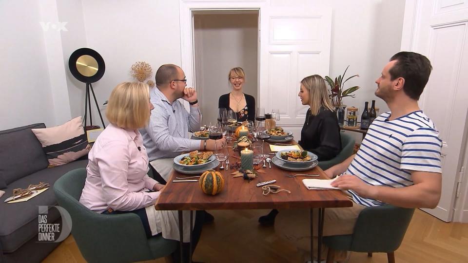 Die Gäste lauschen gespannt, was die Gastgeberin ihnen als Hauptspeise aufgetischt hat, von links: Caro, Paul, Gastgeberin Ina, Michelle und Sören.
 (Bild: RTL)