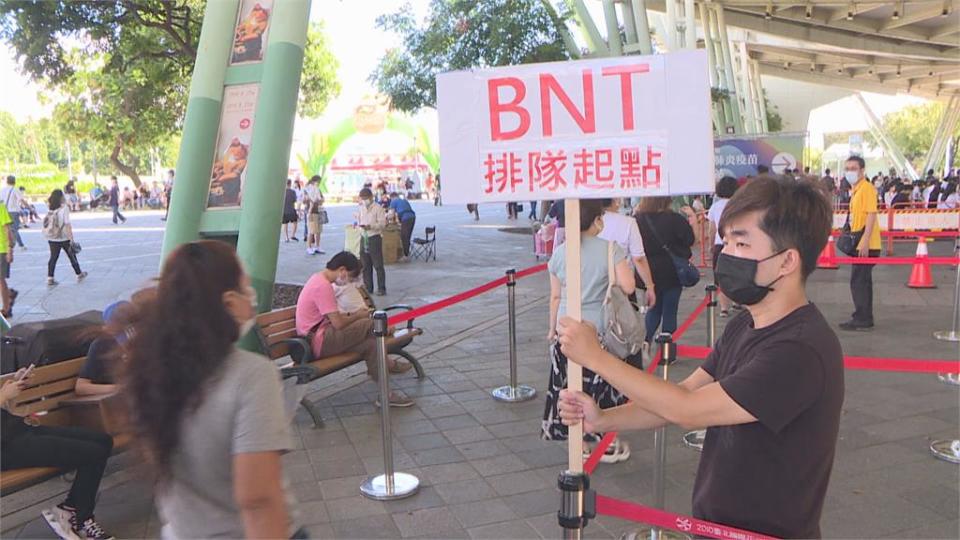 BNT開瓶只打1至2人　診所醫師：等嘸人只好忍痛丟棄