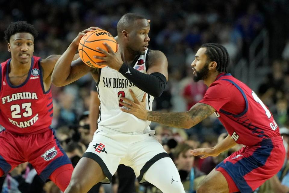 San Diego State Aztecs guard Adam Seiko (2) controls the ball against Florida Atlantic Owls guard Jalen Gaffney (12) during the first half in the semifinals of the Final Four of the 2023 NCAA Tournament at NRG Stadium.