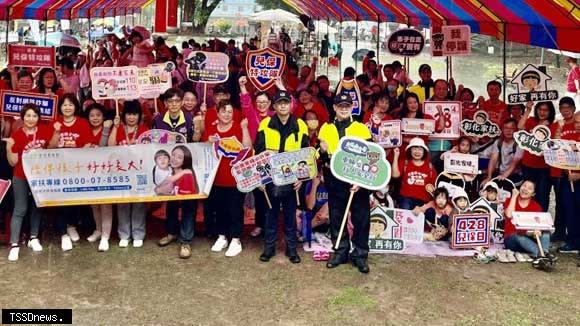 分局團隊在林茂豐富的百果山遊樂區辦理兒童保護日宣導活動，帶領民眾一起聯合對抗詐騙集團。（記者方一成攝）
