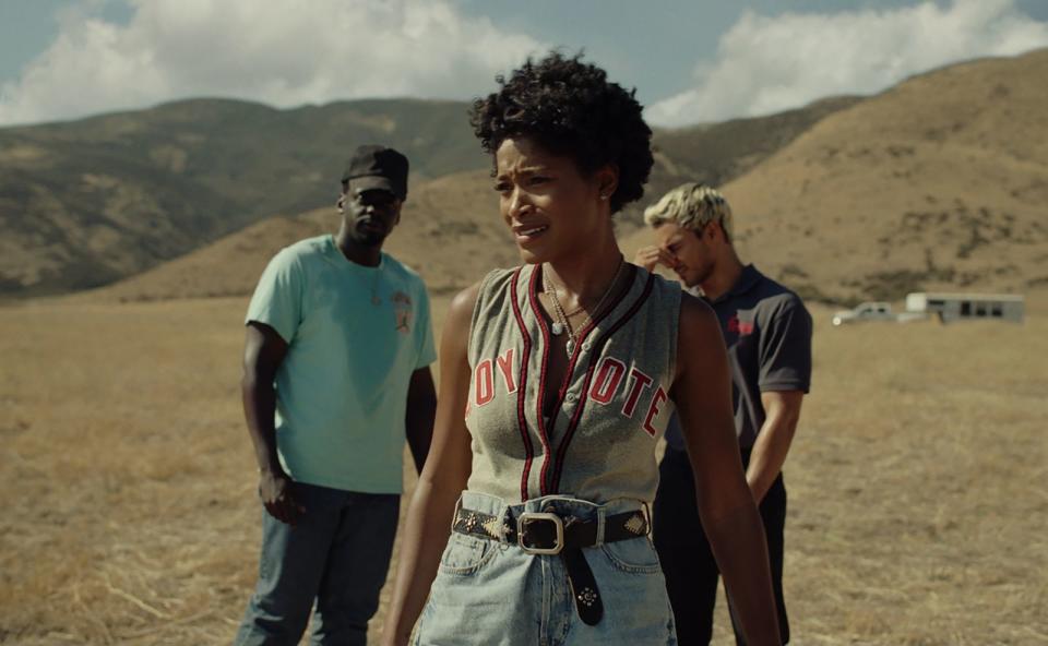 Em (Keke Palmer) und OJ (Daniel Kaluuya, links) sind die Eigentümer einer Farm für Hollywood-Filmpferde. Zusammen mit Angel Torres (Brandon Perea) wollen sie einem Rätsel auf die Spur kommen. Traditionell im Horrorgenre keine allzu gute Idee ... (Bild: Universal Studios / Universal Pictures)