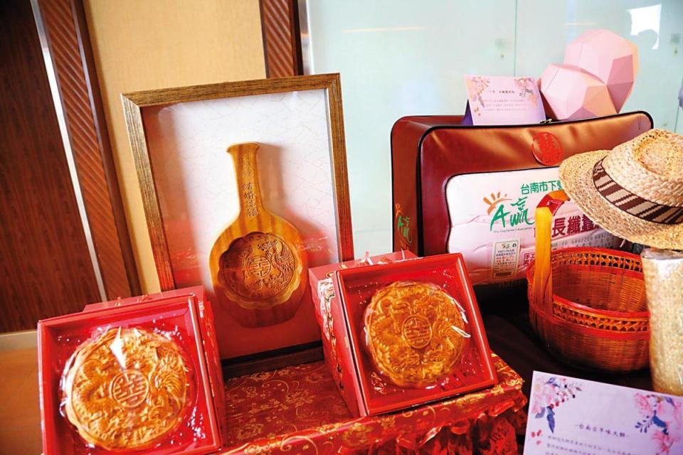臺灣工藝之家陳啟村為林志玲打造了臺南大餅新婚紀念餅模。