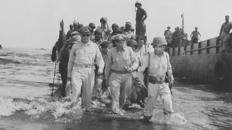 Luego de haber tenido que abandonar Filipinas en 1942, el general Douglas MacArthur regresó victorioso en 1944