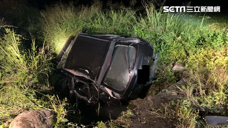 一輛休旅車疑失控自撞變電箱衝，隨後栽進排水溝內，車上兩人身亡。（圖／翻攝畫面）