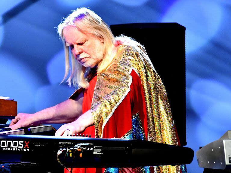 Rick Wakeman, en una pose que sostuvo por años, con vistosas capas y rodeado de teclados