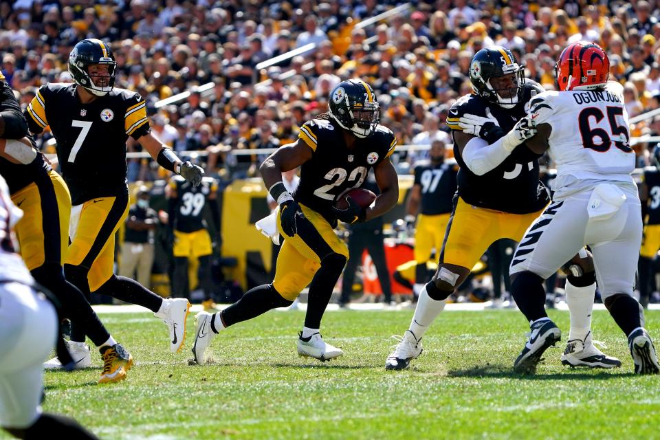 Pittsburgh Steelers running back Najee Harris (22) carries the ball in the second quarter during a Week 3 NFL football game against the Cincinnati Bengals, Sunday, Sept. 26, 2021, at Heinz Field in Pittsburgh.