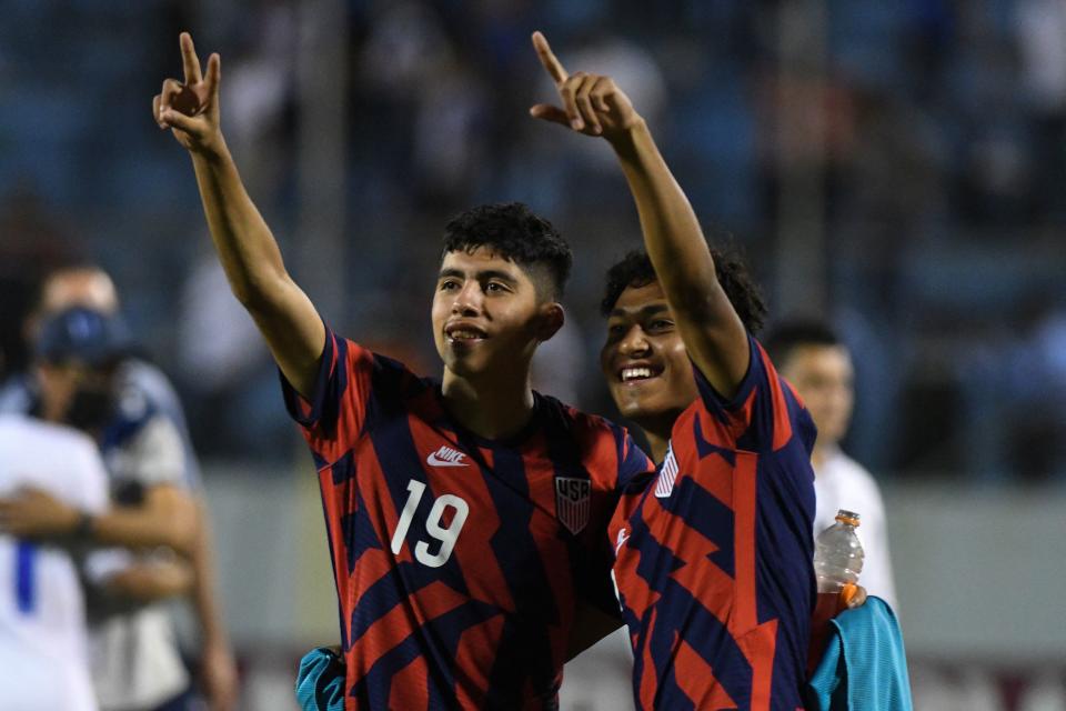 Los jugadores estadounidenses celebran después de ganar su partido de fútbol semifinal de la Copa Mundial Sub-20 de Concacaf contra Honduras en el estadio General Francisco Morazán en San Pedro Sula, Honduras, el 1 de julio de 2022. (Foto de Orlando SIERRA / AFP) (Foto de ORLANDO SIERRA/ AFP vía Getty Images)