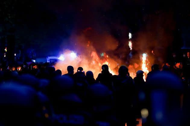 <p>La police de Berlin a procédé à environ 240 interpellations lors des divers rassemblements du 1er mai marqués en soirée par des échauffourées, a indiqué sa responsable dans la nuit de samedi à dimanche aux médias.</p>