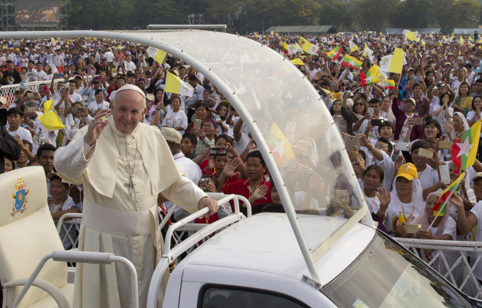 <p>Papst Franziskus winkt während seines Staatsbesuchs in Myanmar vom Papamobil. Der Papst hatte bei seinem Besuch zur „Achtung jeder Volksgruppe“ aufgerufen. Auf die namentliche Nennung der Rohingya, der in Myanmar derzeit verfolgten muslimischen Minderheit, verzichtete das Kirchenoberhaupt bei seinem Treffen mit de-facto-Regierungschefin Aung San Suu Kyi jedoch. (Bild: AP Photo/Gemunu Amarasinghe) </p>