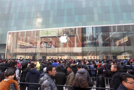 Customers wait for the opening of an Apple store in Shenyang, Liaoning province, February 28, 2015. REUTERS/Stringer