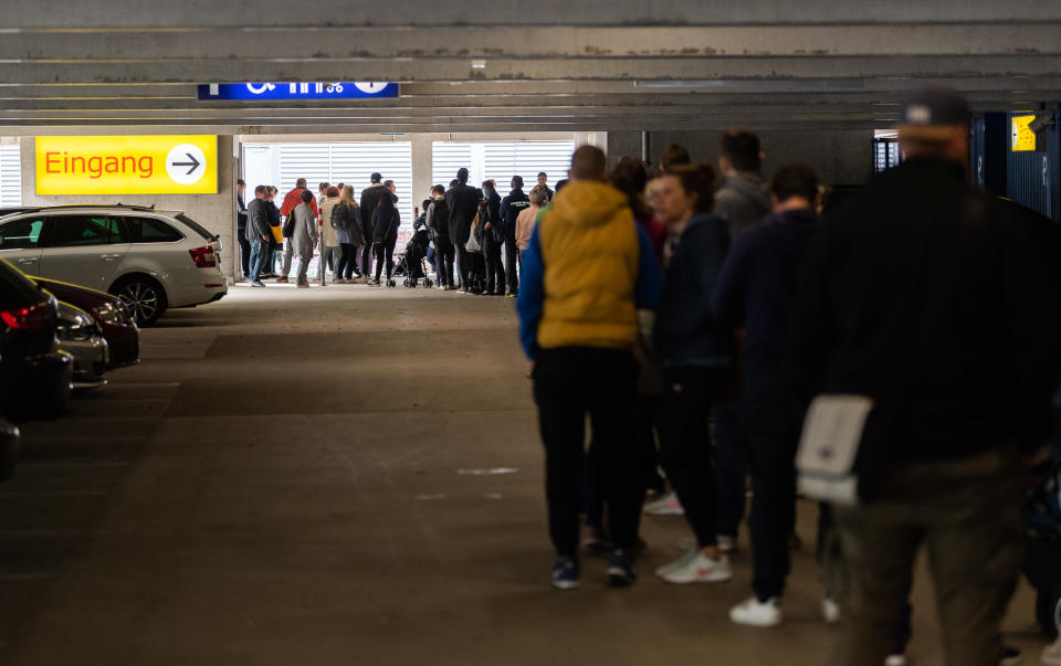 Ikea-Kunden stehen vor einem Markt in Dresden an. (Bild: dpa)