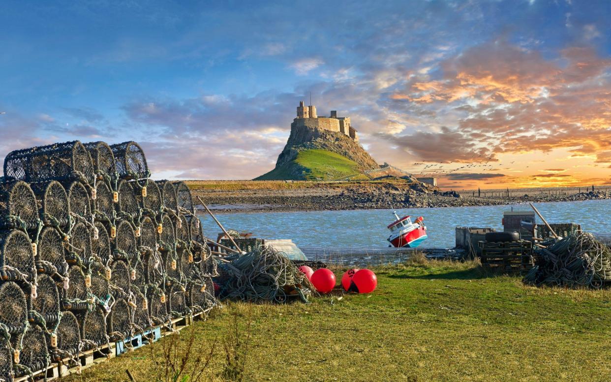 Lindisfarne Castle viewed across the sea - Paul Williams/Alamy