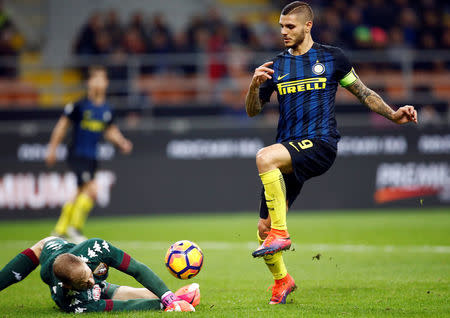 Football Soccer - Inter Milan v Torino - Italian Serie A - San Siro stadium, Milan Italy- 26/10/16 - Inter Milan's Mauro Icardi kicks to score past Torino's goalkeeper Joe Hart. REUTERS/Alessandro Garofalo