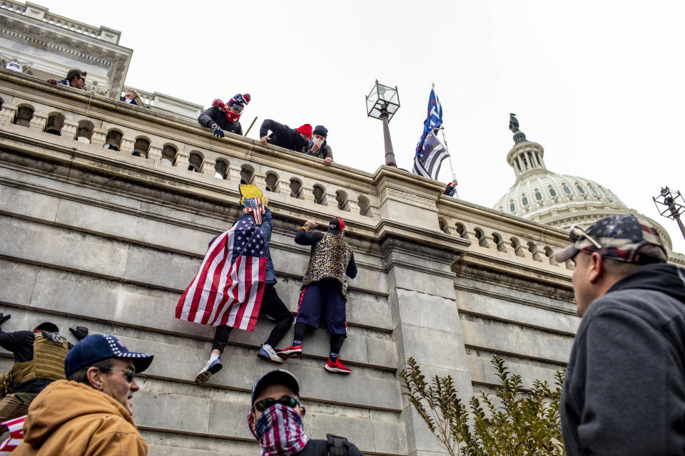 Manifestantes al momento de irrumpir en el Capitolio de Estados Unidos el 6 de enero de 2021. (Jason Andrew/The New York Times)