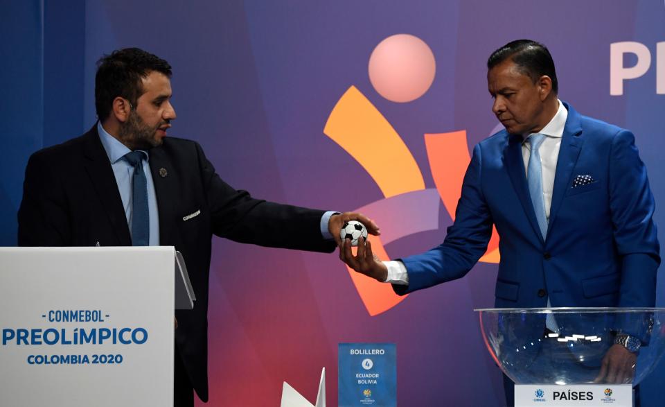 Iván René Valenciano durante el sorteo de Preolímpico 2020, el cual se celebró en Colombia. Photo by JUAN BARRETO/AFP via Getty Images)