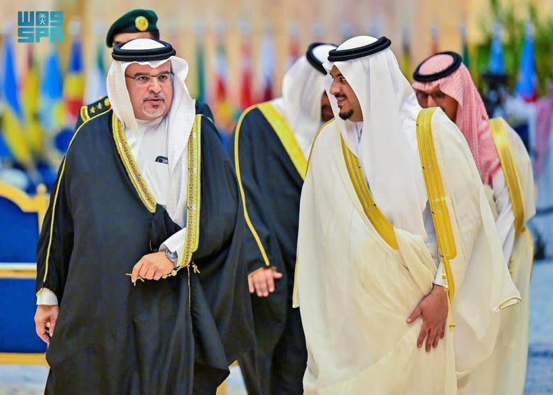 El príncipe heredero y primer ministro de Bahréin, Jeque Salman bin Hamad al-Khalifa, llega para asistir a la cumbre de la Organización de Cooperación Islámica (OCI) en Riad, Arabia Saudita