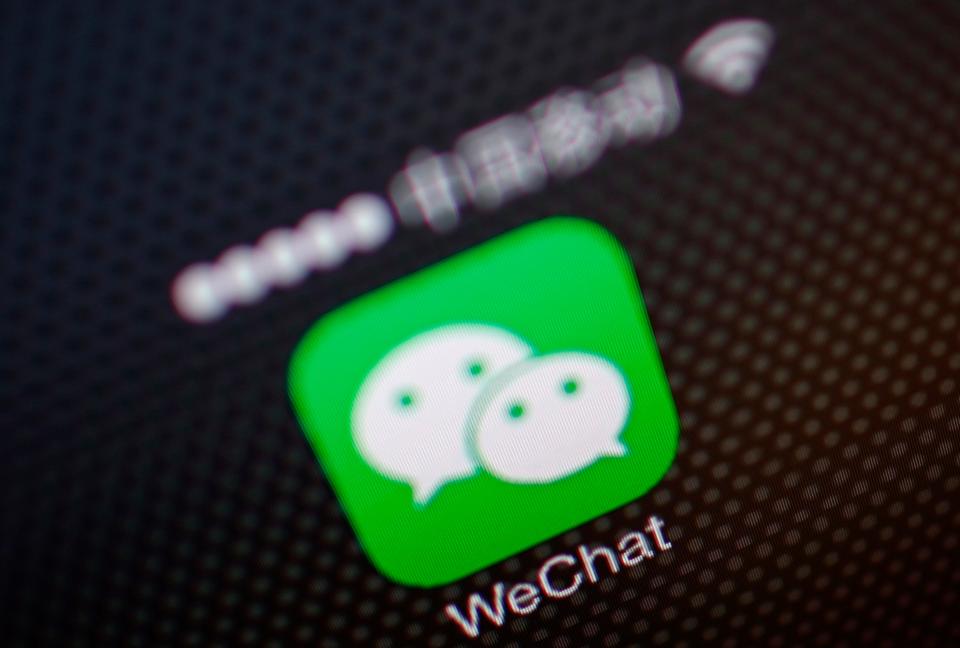 FILE PHOTO: A picture illustration shows a WeChat app icon in Beijing, December 5, 2013.  REUTERS/Petar Kujundzic 