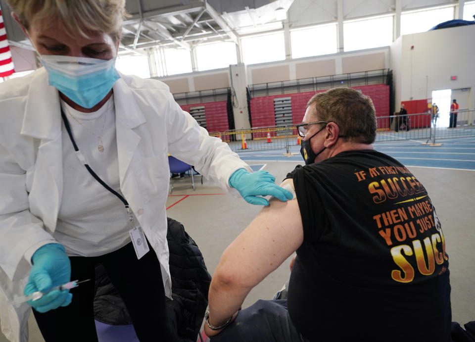 Joseph Lupo, supervisor de una tienda de comestibles, recibe la vacuna contra el coronavirus en Brentwood, Nueva York, el 4 de febrero del 2021. Lupo dice que contrajo el COVID-19 en marzo del año pasado y que no quiere volver a vivir esa experiencia. (AP Photo/Kathy Willens)