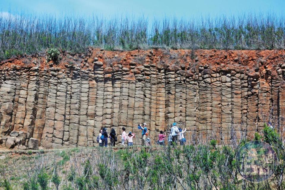 高院法官5月18日10點29分抵達澎湖觀看玄武岩，進行「環境教育」行程。