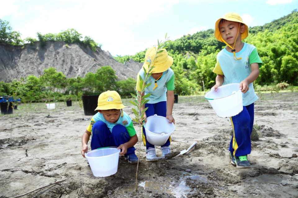 圖說：日月光三好幼兒園大班學生，秉持著三好的精神，存好心、做好事、說好話，一同攜手合作，希望種下的小樹苗能像他們一樣，茁壯成長。（圖片由財團法人日月光環保永續基金會提供）