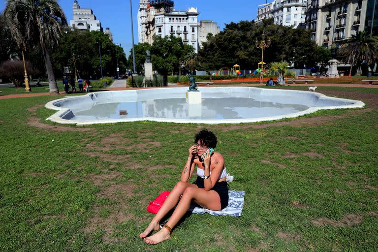 Regina Torres durante la ola de calor en la ciudad de Buenos Aires