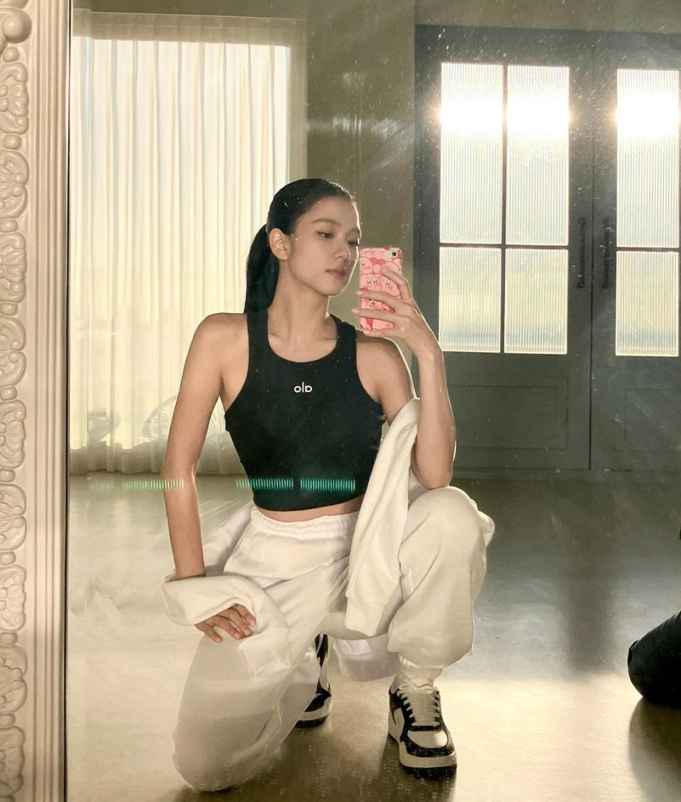 Alo Yoga瑜珈服要成為Lululemon勁敵嗎？Jisoo、Kendall也加持的運動服品牌，4款時尚人都愛穿的好物推薦