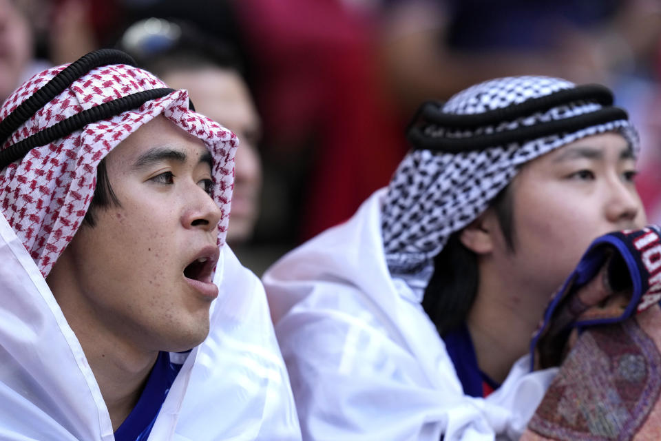 En esta imagen de archivo, hinchas asisten a un partido del Grupo E entre Japón y Costa Rica, en el estadio Ahmad Bin Ali, en Rayán, Qatar, el 27 de noviembre de 2022. En un Mundial marcado por la controversia en lo político, no sorprende que el estilo de los aficionados haya suscitado polémica. En la primera Copa del Mundo que se celebra en Oriente Medio, aficionados de todo el mundo han reinterpretado los tocados y túnicas tradicionales de los países del Golfo Pérsico. (AP Foto/Darko Bandic, archivo)