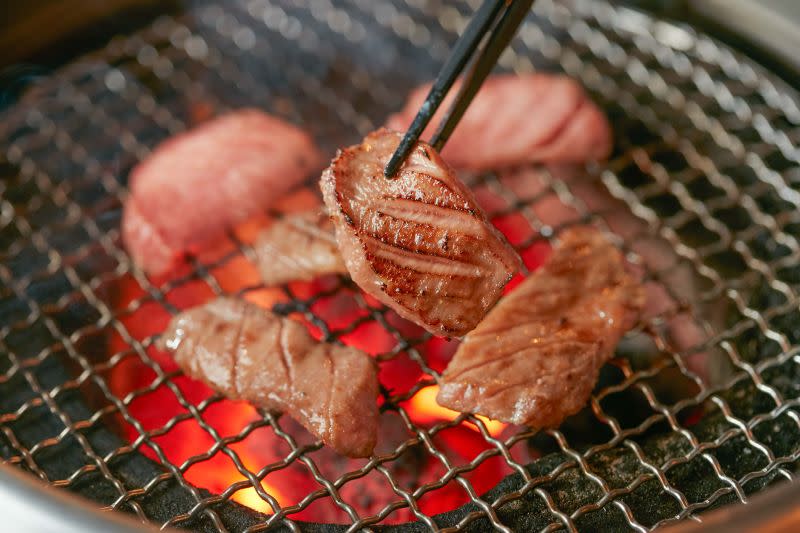 ▲乾杯燒肉居酒屋人氣餐點「究極厚切牛舌船盛」。（圖／乾杯集團提供）