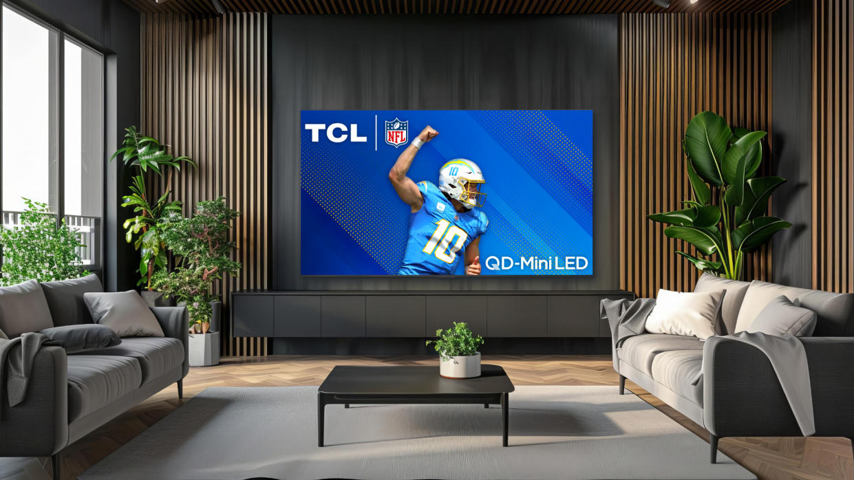  TCL QD-Mini LED TV. 