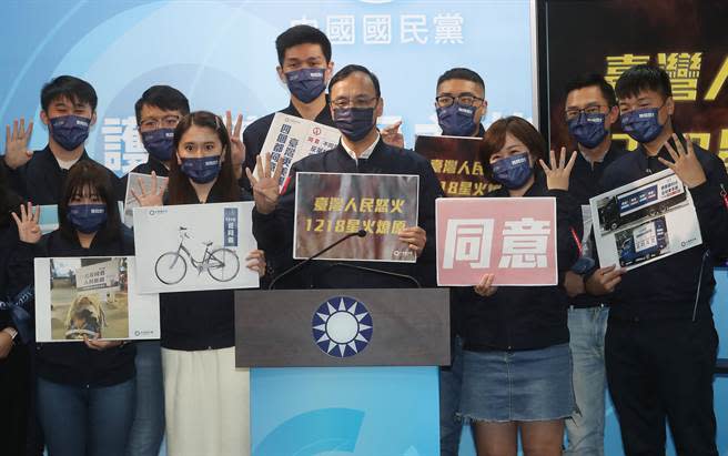 國民黨主席朱立倫下午率多位「青年民主戰隊」年輕朋友，共同舉行「台灣人民怒火 1218星火燎原」記者會。（劉宗龍攝）