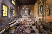 <p>Robroek photographed churches up and down Italy on holidays from his home in the Netherlands. (Photo: Roman Robroek/Caters News) </p>