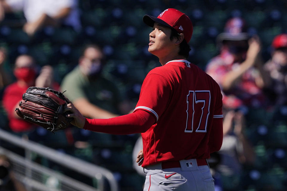 El japonés Shohei Ohtani, de los Angelinos de Los Ángeles, agradece al público tras hacer su último lanzamiento en un juego de pretemporada ante los Atléticos de Oakland, el viernes 5 de marzo de 2021, en Mesa, Arizona (AP Foto/Matt York)