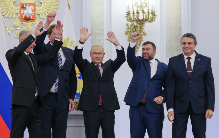 Desde la izquierda, los gobernadores prorrusos Vladimir Saldo (Kherson), Yevgeny Balitsky (Zaporiyia), el presidente ruso Vladimir Putin, y los gobernadores de Donetsk, Denis Pushilin, y Lugansk, Leonid Pasechnik
