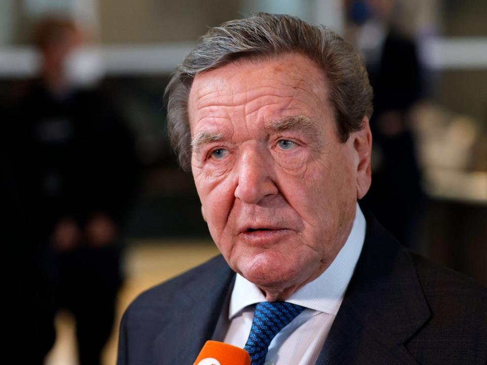 Gerhard Schröder hat Ehrenmitgliedschaften im deutschen Fußball verloren. (Bild: imago/Future Image)