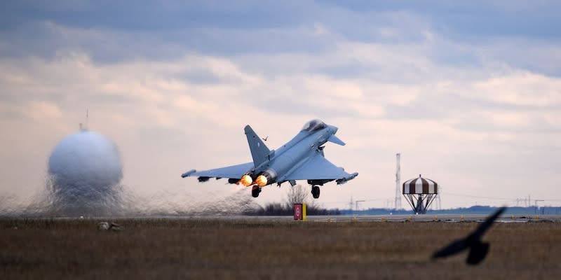 Ein NATO-Jet startet in Rumänien.<span class="copyright">Bernd von Jutrczenka/dpa</span>