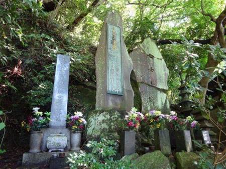 興亞觀音寺內立著日本二戰期間處死的戰犯紀念石碑，最右邊那面刻著「七士之碑」，指的就是包括東條英機在內的7名甲級戰犯，是由日本前首相吉田茂書寫碑文。（　圖／網路）