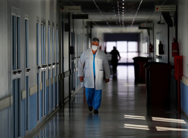 Un trabajador médico atraviesa un pasillo del Hospital El Cruce en Buenos Aires. FOTO DE ARCHIVO. MayO 14, 2020. REUTERS/Agustín Marcarian