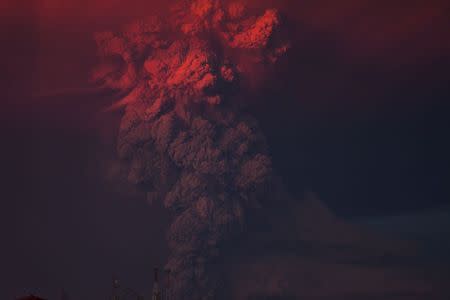 Smoke and ash rise from the Calbuco volcano as seen from the city of Puerto Montt, April 22, 2015. REUTERS/Sergio Candia