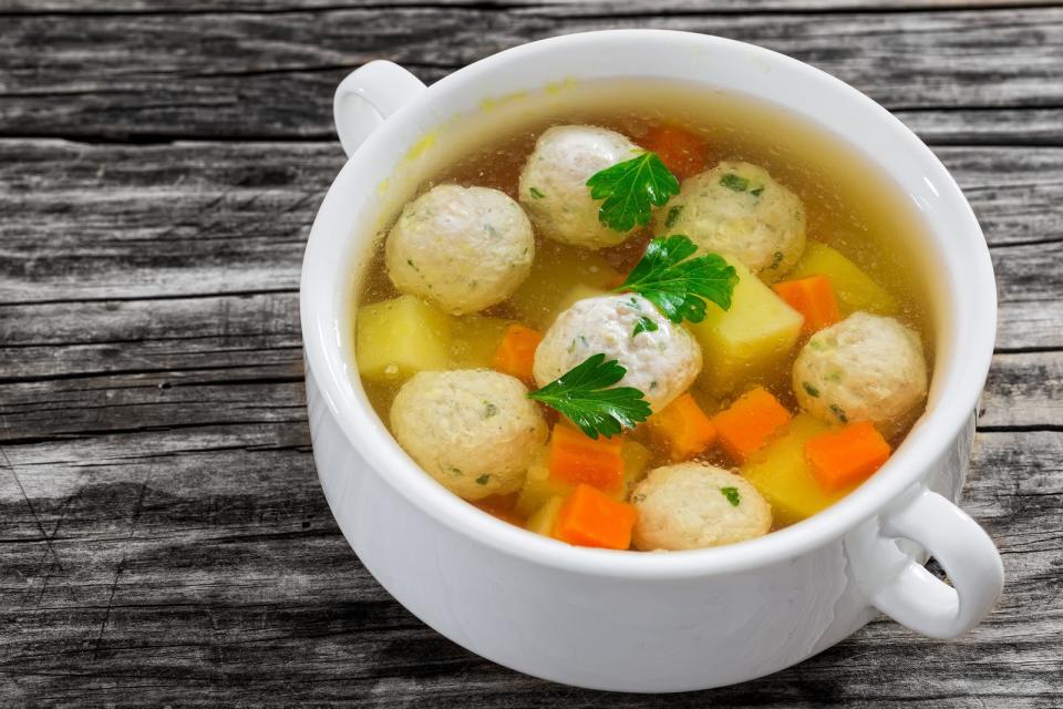 Klingt festlich und ist perfekt, wenn Sie nicht so viel Lust auf Vorbereitung haben - denn viele Zutaten der Hochzeitssuppe lassen sich bereits fertig im Supermarkt kaufen. Wenn Sie doch lieber selbst Hand anlegen wollen, lassen sich Fleischklößchen, Markklößchen, Leberknödel oder Eierstich auch gut selbst herstellen. (Bild: iStock / from_my_point_of_view)