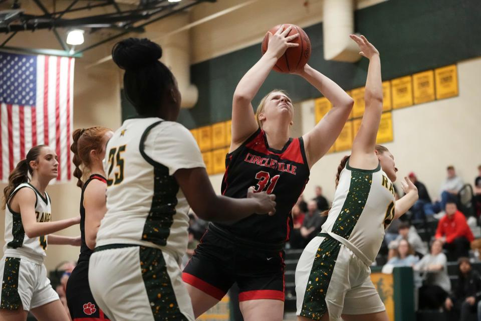 Jan 23, 2024; Obetz, Ohio, USA; Circleville’s Addison Edgington shoots between Hamilton Township’s Jersey Baker, right, and Myke-Kila Dean during the girls basketball game at Hamilton Township High School.