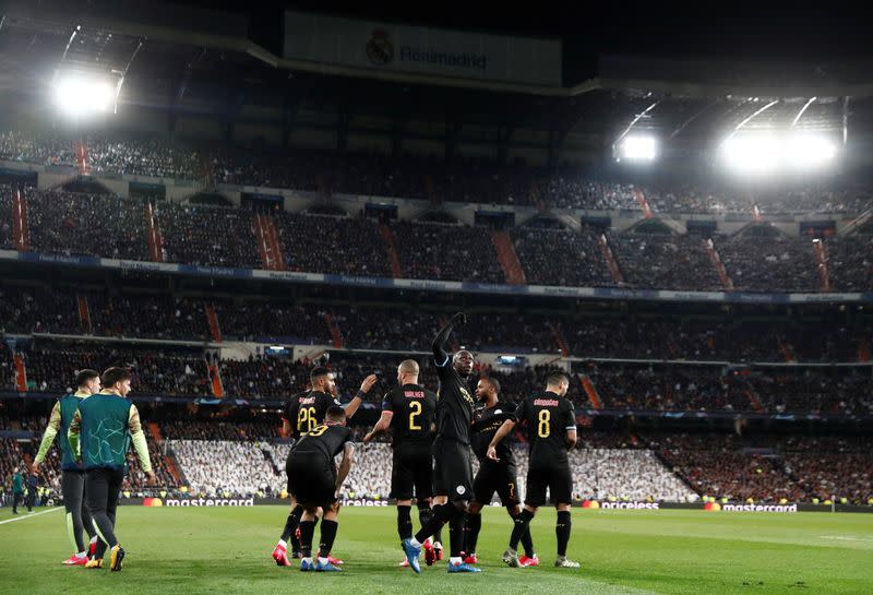 Foto del miércoles del delantero del Manchester City Gabriel Jesús ccelebrando con sus compañeros tras marcarle al Real Madrid